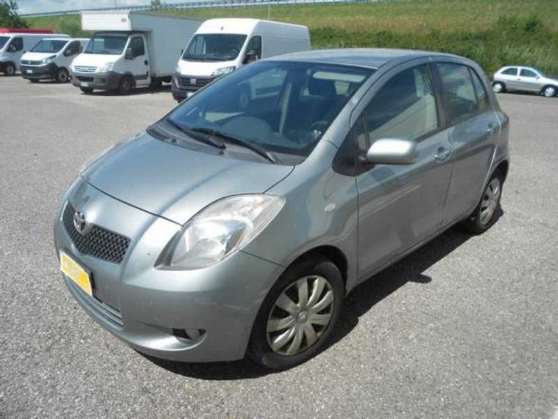 TOYOTA Yaris